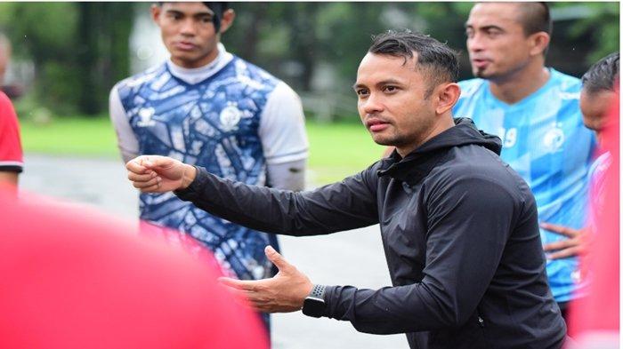 Pelatih Sriwijaya FC, Muhammad Yusup Prasetyo memberikan pengarahan kepada skuad tim Elang Andalas di Lapangan Sepakbola Amir Hamzah, Sidodadi, Kecamatan Beringin, Kabupaten Deli Serdang, Sumatera Utara, Jumat (22/9/2023).