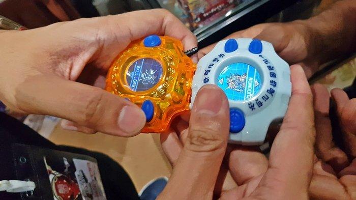 Pemain Digivice 25th Color Evolution ketika bertarung.