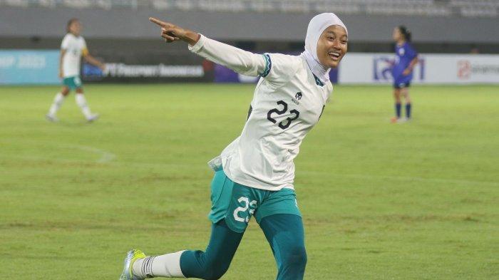 Pemain Timnas Putri U-19 Indonesia, Ayunda Dwi Anggraeni berselabrasi ala idolanya Cristiano Ronaldo usai mencetak gol kontra Cambodia.
