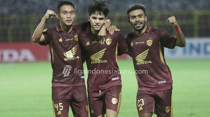 Pemain muda PSM Makassar Victor Dethan (tengah) usai mencetak gol ke gawang Persib Bandung pada laga pekan keempat Liga 1 2023-2024, Sabtu (22/7/2023) malam.