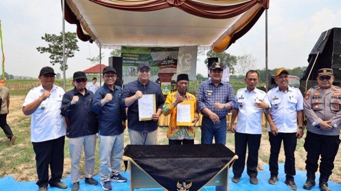 Pembangkit Listrik Tenaga Surya (PLTS) untuk irigasi lahan pertanian di Kampung Rejosari Mataram, Kecamatan Seputih Mataram, Kabupaten Lampung Tengah diresmikan oleh Bupati Lampung Tengah Musa Ahmad dan VP Sustainability PT Bukit Asam Tbk (PTBA) Hartono pada Rabu (15/11/2023).