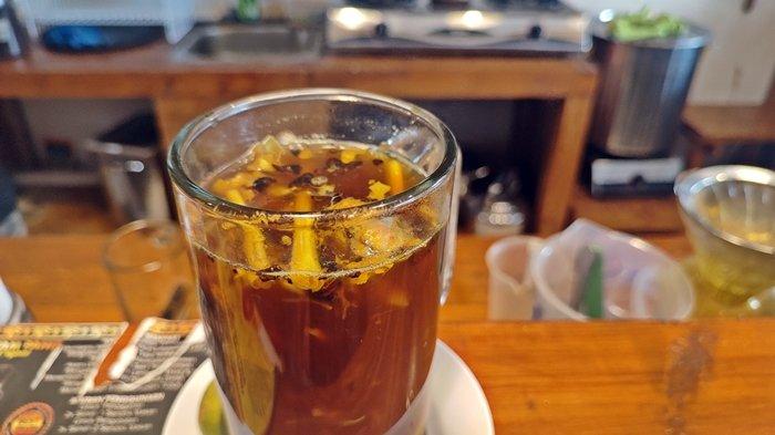 Pemilik Warkop Wedangan Rempah Dedy Sutendy menunjukkan minuman rempah yang ada di Warkop Wedangan Rempah, Sabtu (26/11/2023).