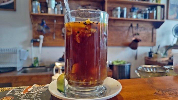 Pemilik Warkop Wedangan Rempah Dedy Sutendy menunjukkan minuman rempah yang ada di Warkop Wedangan Rempah, Sabtu (26/11/2023).