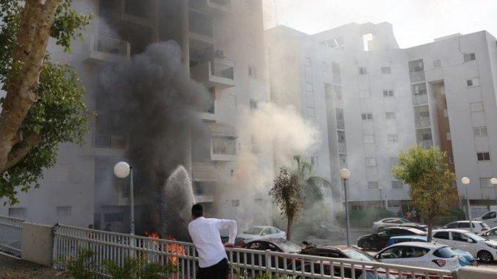 Kondisi terkini perang Hamas vs Israel. Pemuda Israel berlari mencari perlindungan saat penembakan di Ashkelon, ketika rentetan roket ditembakkan dari Jalur Gaza ke Israel pada 7 Oktober 2023.