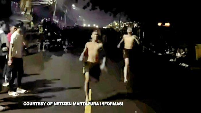 Pemuda di Kecamatan Martapura, Kabupaten OKU Timur, yang melakukan balap lari di Jalan Merdeka Terukis Rahayu, Senin (10/3/2025). Balap lari di Martapura dijadikan ajang silaturahmi dan salurkan hobi bagi pemuda.