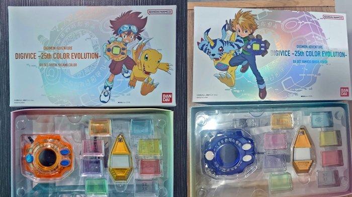 Penampakan Digivice 25th Color Evolution Exclusive Yagami Taichi Version / Oranye (sebelah kiri) dan Ishida Yamato Version / Biru (sebelah kanan) bersama bonus Tag & Crest.