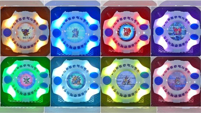 Penampakan Digivice 25th Color Evolution berwarna putih ketika 8 warna LED menyala (Oranye, Biru, Merah, Ungu, Hijau, Putih, Kuning dan Pink).