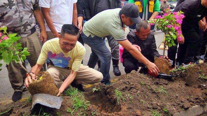 Penanaman bunga serentak di Jalan Jenderal A. Yani dipimpin Pj Walikota Palembang Ratu Dewa didampingi Pj Sekda Palembang Gunawan, Minggu (26/11/2023).