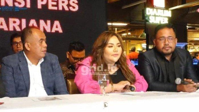 Gambar tangkap layar dari YouTube Grid.ID saat Lisa Mariana melakukan konferensi pers pada Jumat (11/4/2025). Pengakuan Lisa Mariana diminta Ridwan Kamil buat video syur di apartemen
