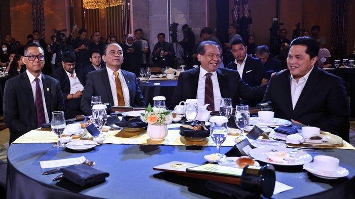Penghargaan diserahkan oleh Jaksa Agung ST Burhanuddin dan Chairman CT Corp. Chairul Tanjung kepada Direktur Utama PLN Darmawan Prasodjo, disaksikan oleh Menteri Badan Usaha Milik Negara (BUMN) Erick Thohir serta Menteri Komunikasi dan Informatika Budi Arie Setiadi dalam Ajang CNBC Indonesia Awards 2023 di Jakarta, Rabu (13/12/2023).