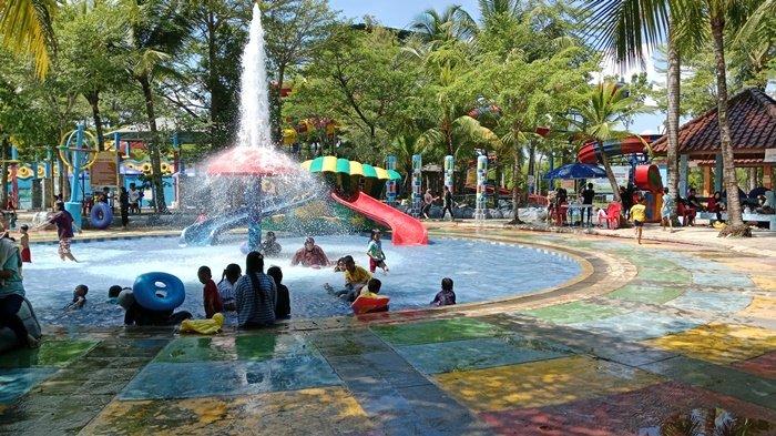 Pengunjung sedang menikmati wahana air di Opi Water Fun Jakabaring Kota Palembang, Jumat (8/11/2024)