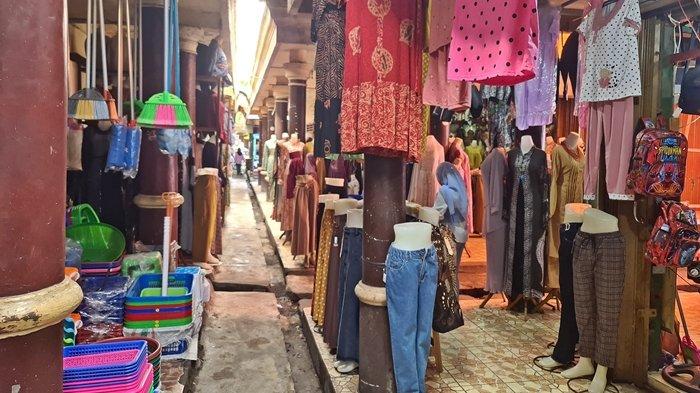 Pengunjung di Pasar Martapura sepi diakibatkan banyak konsumen yang memilih belanja di e-commerce, Selasa (21/11/2023).