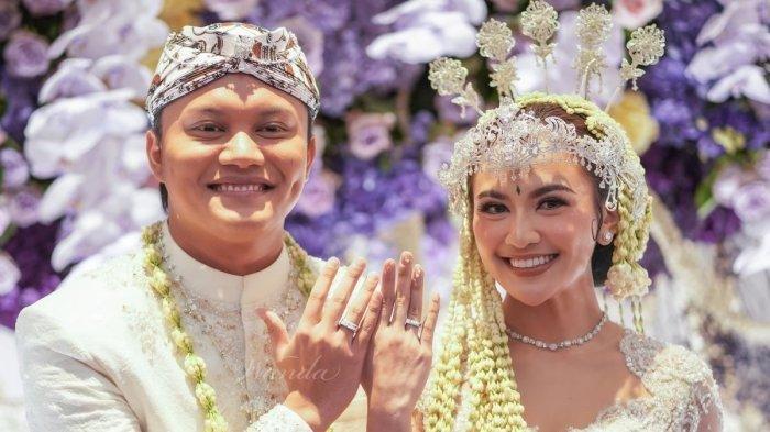 Rizky Febian dan Mahalini saat memamerkan cincin pernikahan mereka yang kemudian jadi perbincangan di media sosial