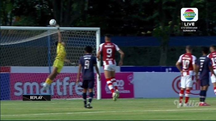 Penyelamatan gemilang kiper Arema FC, Julian Schwarzer atas tendangan bebas gelandang Persis Solo, Alexis Messidoro pada laga pekan kelima Liga 1 2023-2024, Minggu (30/7/2023). Laga berakhir 1-1.