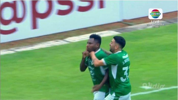Penyerang PSS Sleman, Ricky Cawor, mencetak gol pada laga pekan ke-2 Liga 1 2023-2024 antara PSS Sleman vs Persis Solo, Jumat (7/7/2023).