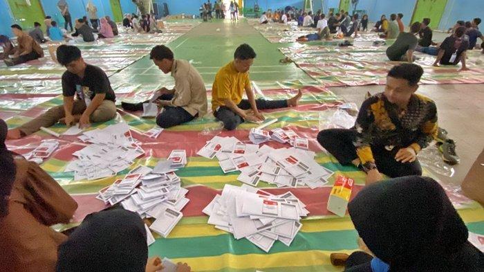 Penyortiran dan pelipatan surat suara di gedung orkes Komperta Pertamina Pendopo, Kabupaten PALI, Jumat (5/1/2024).