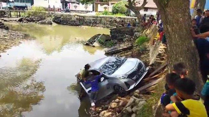 Peristiwa terjunnya mobil jenis Daihatsu Sigra bernopol BG 1864 NG di taman 5 Ulu Palembang.