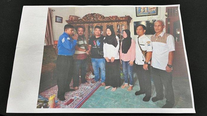 Pertemuan perdamaian pihak sekolah SMPN 18 Palembang  dan keluarga dari siswa N di rumah Fauziah (Orangtua N_. Rabu (7/8/2024). Hadir dalam kesempatan tersebut, yaitu Suci Purnama Sari (Guru dari siswa N), Tri Pratama (Adik Suci), dan orangtua dari siswa N.