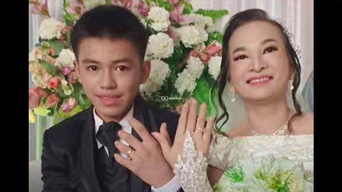 Pernikahan Mariana (41) dan Kevin (16 ) warga Desa Bekut, Kecamatan Tebas, Kabupaten Sambas, Kalimantan Barat menjadi sorotan netizen.