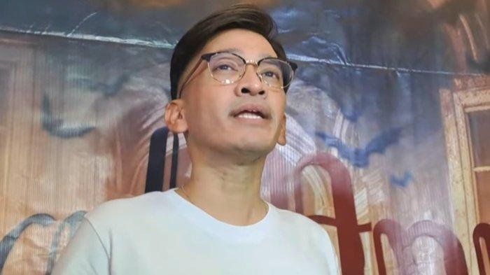 RUBEN BELAJAR AGAMA - Presenter Ruben Onsu di Kuningan, Jakarta Selatan, Jumat (19/4/2024). Perubahan Hidup Ruben Onsu pasca Resmi jadi Mualaf, Eks Sarwendah Fokus Belajar Agama.