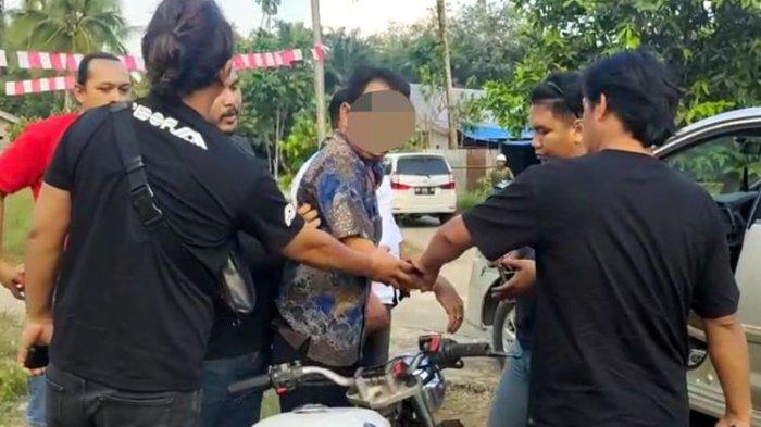 Petugas kepolisian saat menangkap dukun pelaku pencabulan, di Kabupaten Inhu, Riau, Senin (4/9/2023) hingga menyebabkan seorang wanita hamil 7 bulan.