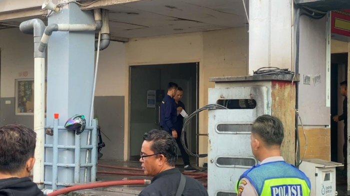 Petugas mengecek kepulan asap hitam tebal di Palembang Square (PS) Mall Sabtu (11/5/2024), sekitar pukul 05.30.