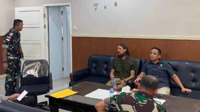 Pilot Susi Air Philip Mark Mehrtens (kedua dari kanan) dari New Zealand yang berhasil dibebaskan setelah 1 tahun 7 bulan disandera OPM (Organisasi Papua Merdeka).