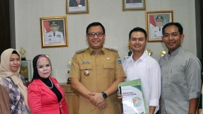 Pj Bupati Lahat, Muhammad Farid, S.STP. saat menerima kunjungan Komunitas UMKM SAKTI (Sahabat Industri Kecil Terpadu Indonesia) di ruang kerjanya.