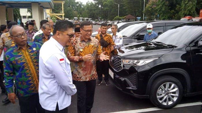 Pj Bupati Lahat, Muhammad Farid, S.STP., M.Si. didampingi Kepala Badan Perencanaan Keuangan dan Aset Daerah (BPKAD) Kabupaten Lahat, M. Ghupran D., M.Si. melakukan inspeksi dan pemasangan logo di kendaraan Dinas Pemkab Lahat.