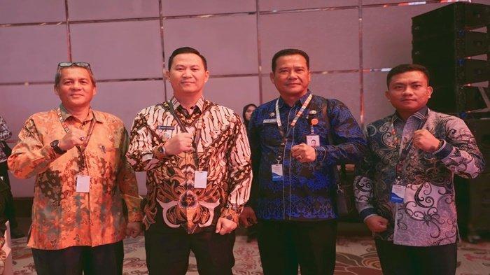 Pj Bupati Muara Enim Henky berfoto bersama usaim hadiri konferensi tahunan SDGs Annnual Confrence (SAC) Tahun 2024 yang dibuka langsung oleh Wakil Presiden RI, KH Ma'ruf Amin di Hotel Fairmont, Jakarta, Senin (7/10/2024).