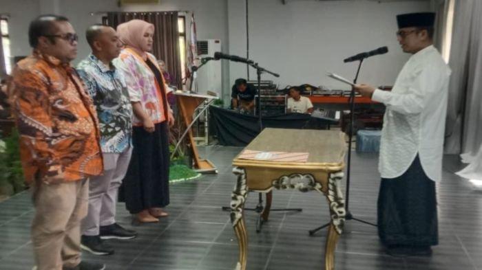 Pj Bupati OKU HB Teddy Meilwansyah SSTP MM MPd melantik pengurus Dewan Kesenian dan Dewan Kehormatan Kabupaten OKU Sumatera Selatan periode 2024-2029, Rabu (10/7/2024).