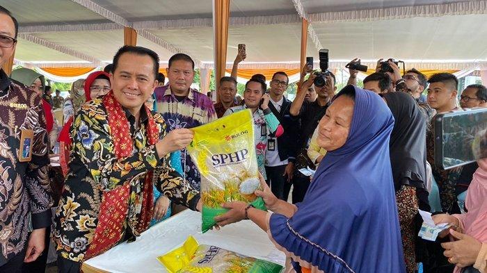 Pj Gubernur Sumsel Agus Fatoni saat operasi pasar dari Gerakan Sumsel Mandiri Pangan di Kantor Dinas Perdagangan Provinsi Sumsel, Jumat (24/11/2023).