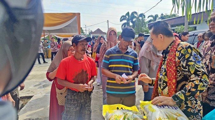 Pj Gubernur Sumsel Agus Fatoni saat operasi pasar dari Gerakan Sumsel Mandiri Pangan di Kantor Dinas Perdagangan Provinsi Sumsel, Jumat (24/11/2023).