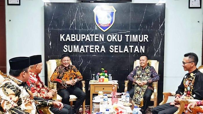 Pj Gubernur Sumatera Selatan (Sumsel), Dr. Drs. H. Agus Fatoni M.Si. meminta Pemerintah Kabupaten OKU Timur untuk melakukan pasar murah guna menekan inflasi harga beras, Jumat (3/11/2023).