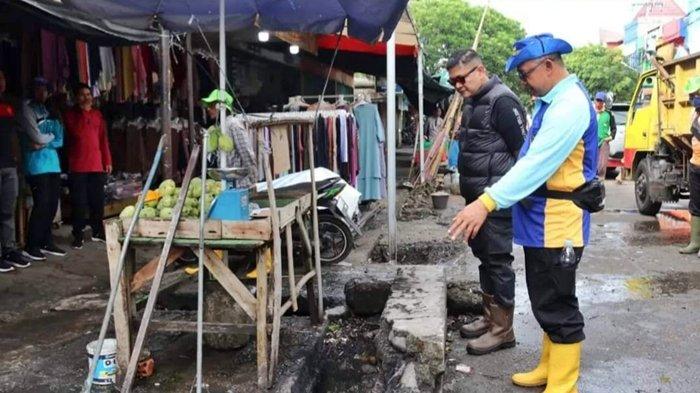 Pj Walikota Pagaralam H. Lusapta Yudha Kurnia saat memantau langsung pembersihan sampah di jalan protokol, Jumat (1/12/2023).