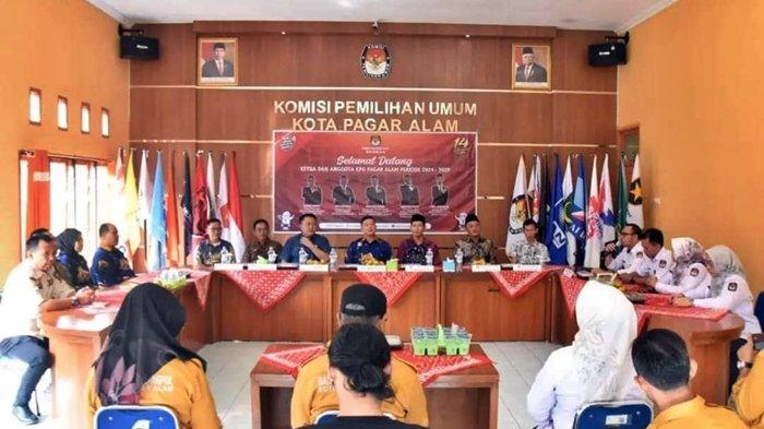 Pj Walikota Pagaralam, H. Lusapta Yudha Kurnia, berkunjung dan bersilaturahmi dengan Komisioner KPUD Pagar alam yang baru beberapa waktu lalu.