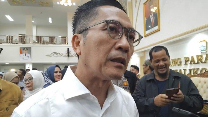 Pj Walikota Palembang Ratu Dewa saat rapat membahas harga sewa kios Pasar 16 Ilir yang mempertemukan pedagang dan PT BCR, Minggu (10/3/2024).
