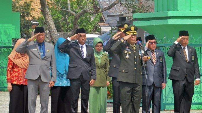 Memperingati Hari Pahlawan 10 November 2023, Plt. Bupati Ogan Komering Ilir HM. Djafar Shodiq melakukan ziarah ke Taman Makam Pahlawan Kesuma Negara, Jumat (10/11/2023) pagi.