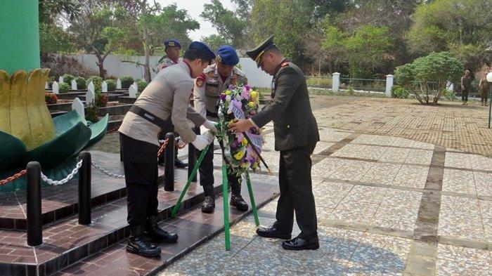 Memperingati Hari Pahlawan 10 November 2023, Plt. Bupati Ogan Komering Ilir HM. Djafar Shodiq melakukan ziarah ke Taman Makam Pahlawan Kesuma Negara, Jumat (10/11/2023) pagi.