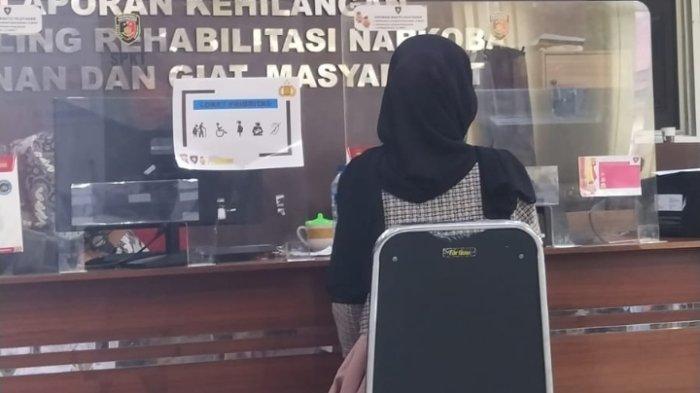Ayu Wulandari (24), seorang warga Dewa Remban, Musi Rawas Utara, melaporkan pacarnya yang berprofesi sebagai oknum polisi ke Polrestabes Palembang, Rabu (20/11/2024).