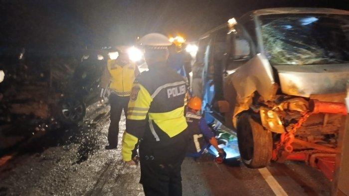 Polisi melakukan olah TKP kecelakaan beruntun di Tol Indralaya-Prabumulih pada Kamis (11/1/2024) malam.