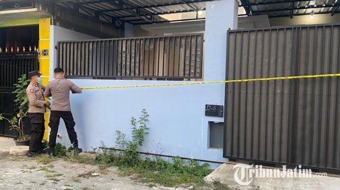 Polisi memasangi garis polisi di lokasi tempat ASN Ponorogo yang ditemukan meninggal di rumah, Jumat (22/12/2023).