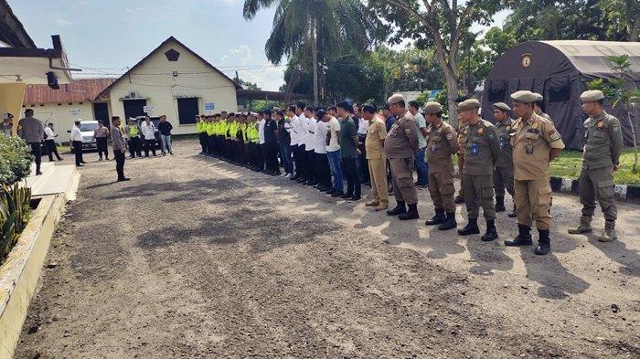 Polres Muara Enim bersama Ditreskrimsus Polda Sumsel, Subdenpom, dan Sat Pol-PP melakukan penindakan terhadap lima gudang BBM ilegal di Kecamatan Gelumbang, Kabupaten Muara Enim, Senin (29/1/2024)