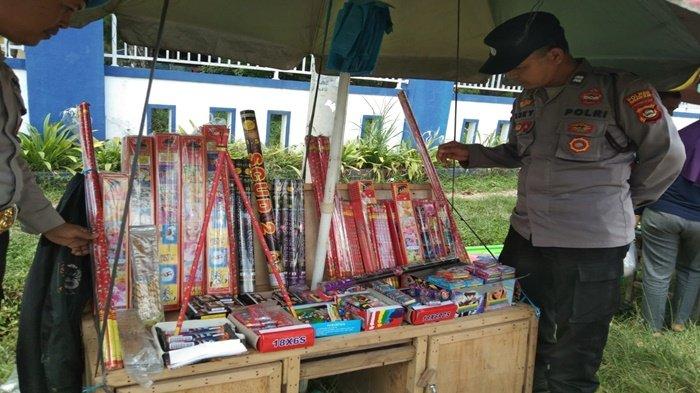 Polsek Indralaya Polres Ogan Ilir gelar razia petasan disejumlah tempat di pusat kota Indralaya, Ogan Ilir, jelang malam pergantian tahun, Sabtu (31/12/2022).