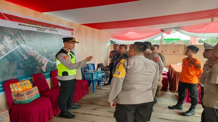 Dua unit pos pengamanan dan satu unit pos pelayanan Natal dan Tahun Baru (Nataru) telah didirikan Polres Ogan Ilir. Tampak Kapolres Ogan Ilir AKBP Andi Baso Rahman memberikan arahan kepada petugas saat meninjau Pospam Lorok di Indralaya Utara, Sabtu (24/12/2022).