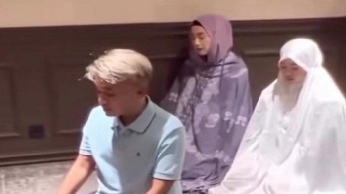 KEDEKATAN RUBEN DAN DESY RATNASARI - Ruben Onsu Imami Desy Ratnasari. Potret Ruben Onsu Imami Desy Ratnasari & Nasywa Bocor Usai Mualaf, Fakta Hubungan Dikuak: MasyaAllah.