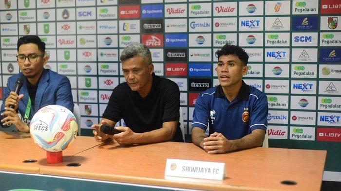 Coach Hendri Susilo dan Muhammad Ali Koroy perwakilan pemain Sriwijaya FC pada post match conference usai mengalahkan PSPS Riau 0-1 di di Stadion Kaharuddin Nasution Pekanbaru, Kamis (30/11/2023) malam.