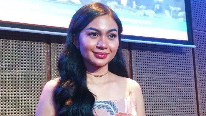 Profil Ariel Tatum. Aktris Ariel Tatum memainkan peran utama film La Tahzan garapan sutradara Hanung Bramantyo bersama rumah produksi MD Pictures. Bintang film Ariel Tatum di kawasan Tanah Abang, Jakarta Pusat, Jumat (1/12/2023). Profil dan Biodata Lengkap Ariel Tatum Lawan Main Abidzar Al-Ghifari di Film A Business Proposal.