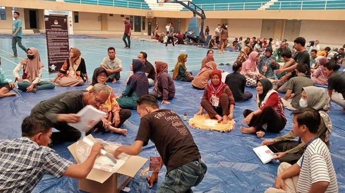 Proses pelipatan surat suara Capres dan Cawapres dikerjakan 200 orang pegawai di Aula Gedung Olahraga Biduk Kajang Kayuagung.
