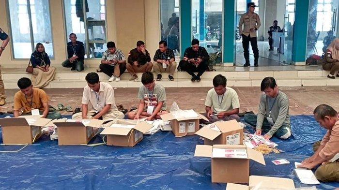 Proses pelipatan surat suara Capres dan Cawapres dikerjakan 200 orang pegawai di Aula Gedung Olahraga Biduk Kajang Kayuagung.